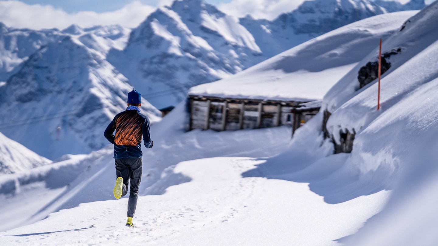 Auf schneegeräumten Winterwanderwegen läuft es sich in Davos Klosters auch besonders gut für Trailrunner und Bergläuferinnen. 