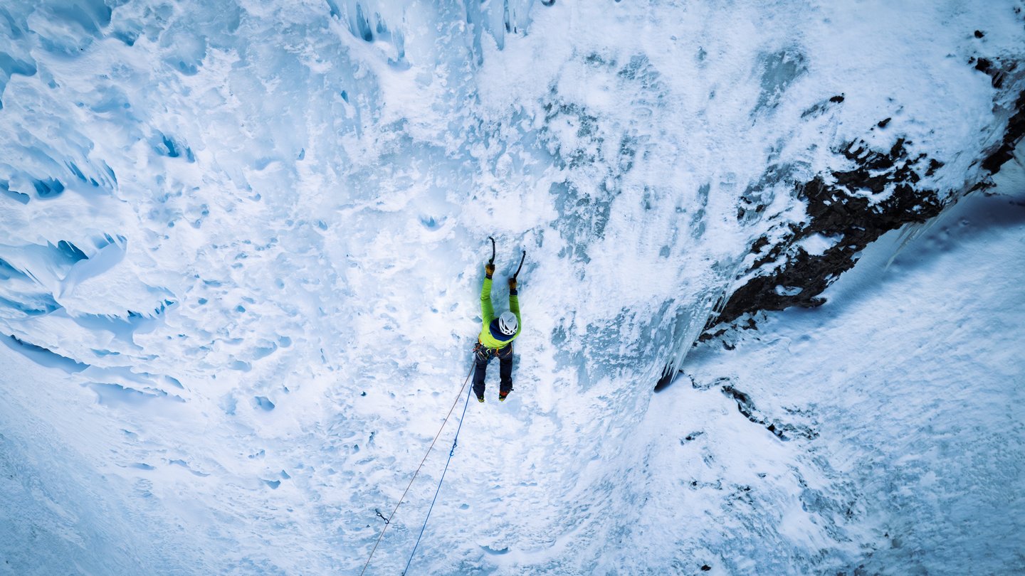 Das Seitental Sertig in Davos bietet dafür den ganzen Winter hindurch optimale Bedingungen zum Eisklettern.