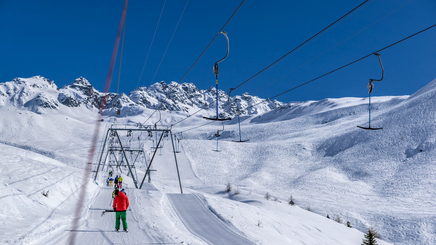 Ski beginners, families and pleasure skiers feel at home on the predominantly blue and red slopes of the Rinerhorn in Davos Klosters, Switzerland. The chairlifts are also usually manned, with the bars handed to you personally.