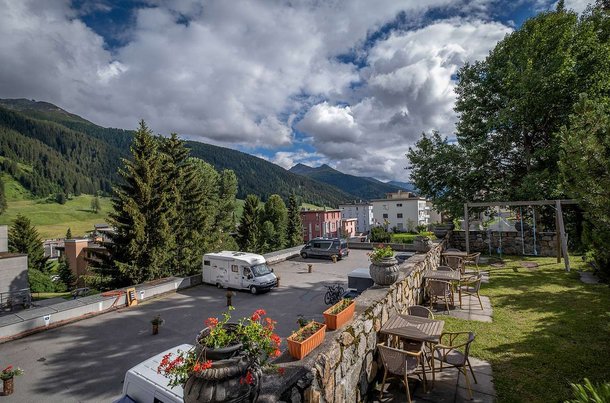 Camping-Stellplatz vor dem Hotel Sunstar in Davos.