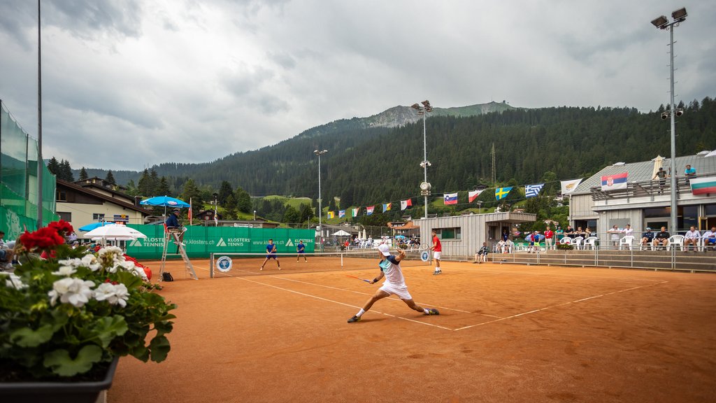 In Davos Klosters stehen im Sommer 21 öffentliche Tennisplätze bereit.