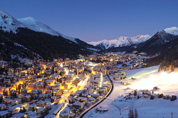 Nordic City Sprint in Davos bei Abendstimmung.