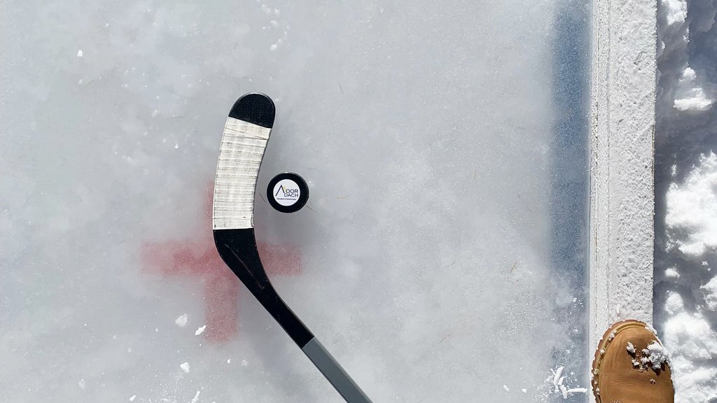 Play ice mini-golf on Lake Davos with a hockey stick and puck.
