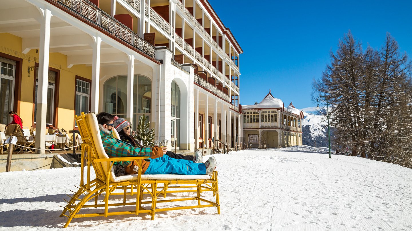 Die Terrassen, wo einst die Sanatoriums-Patienten ihre Tuberkulose auskuriert haben, dienen heute dem Sonnenbad der Hotel-Gäste.