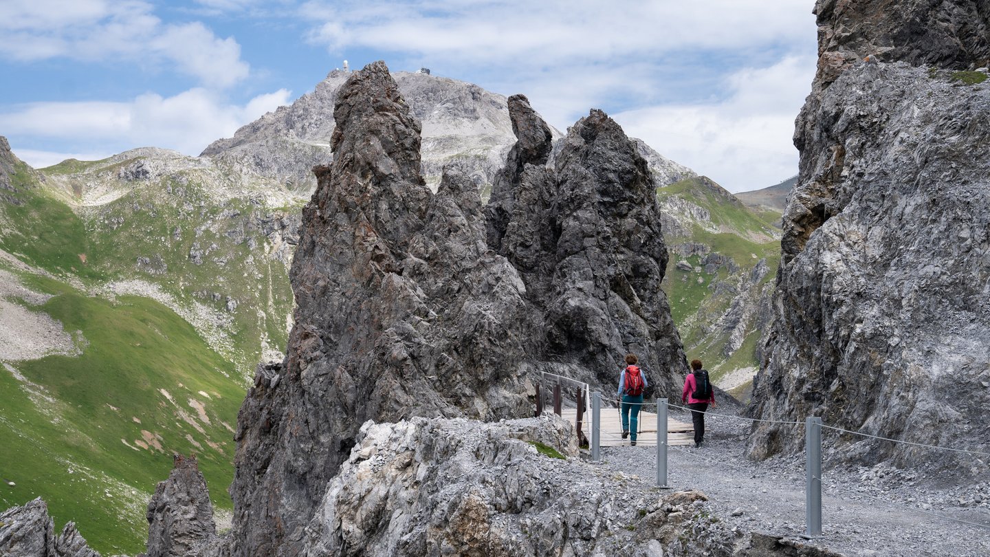 You can experience what a tour through a lunar landscape feels like in Davos when you head from the Weissfluhjoch over the rocky path to the Strelapass.