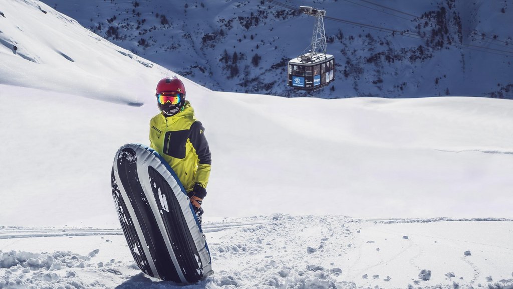 Auf Pischa in Davos Klosters, Schweiz, surft man liegend durch den Tiefschnee. Und zwar auf einem Airboard – einem aufblasbaren Kissen.