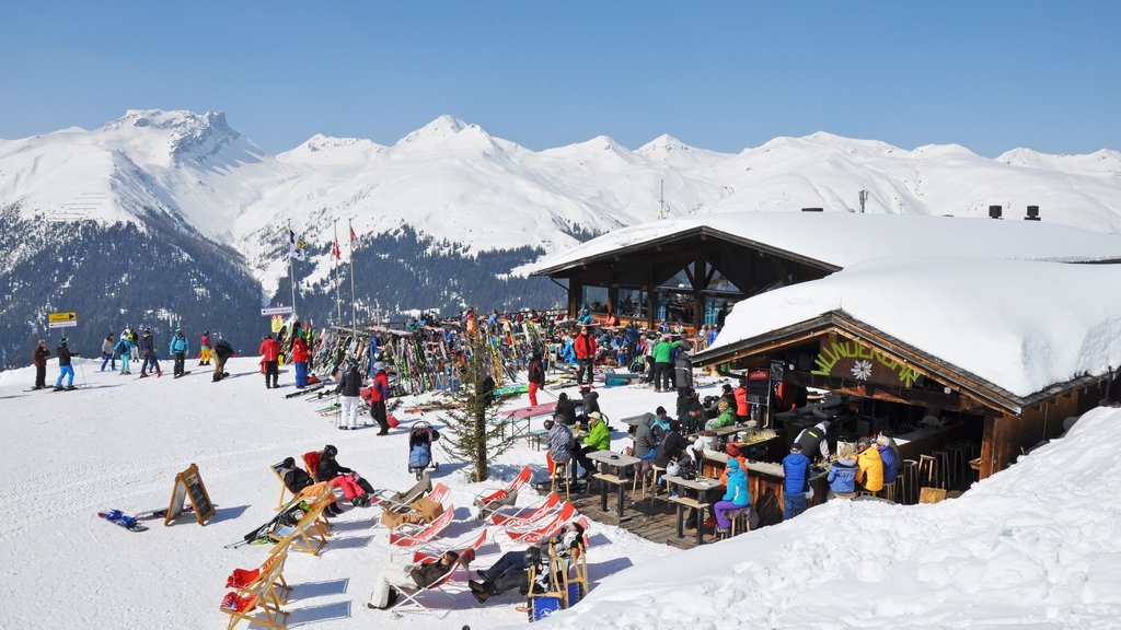 Das Skigebiet Rinerhorn in Davos Klosters, Schweiz, bietet 49 präparierte Pistenkilometer für breite Carvingschwünge und gemütliche Berghütten.