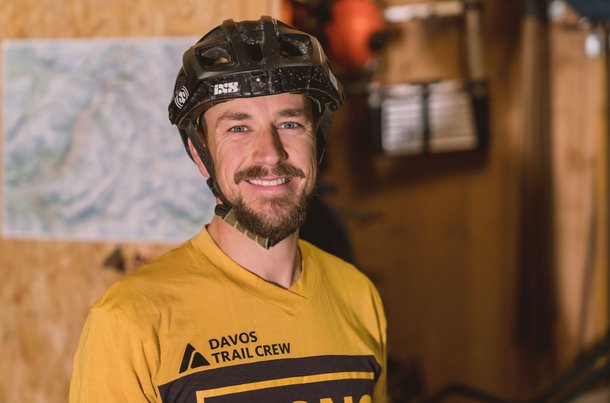 [Translate to English:] Joos Keller, Gruppenleiter der Trail Crew Davos, sorgt für flowige Mountainbike-Trails