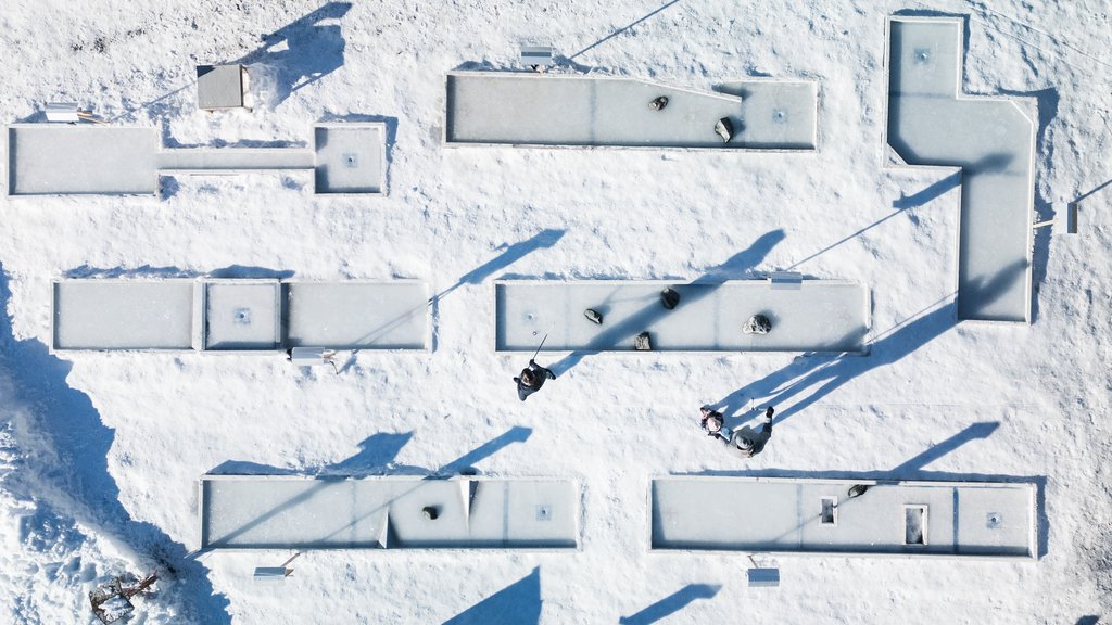 Die Eis-Minigolfanlage am Davosersee ist die ganze Wintersaison hindurch geöffnet.