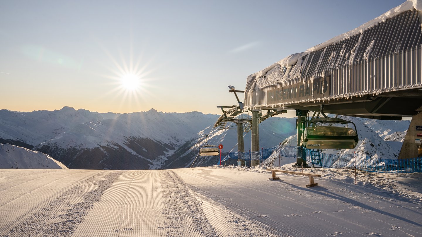 Beim Early-Bird-Skifahren im Skigebiet Parsenn in Davos Klosters, Schweiz, können Schneesportler schon zum Sonnenaufgang auf die Skipisten.