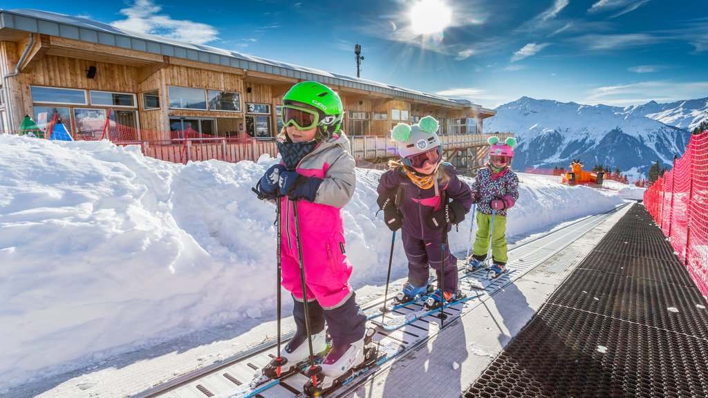 Vier Zauberteppiche befördern die Kinder und Skianfänger auf Madrisa in Klosters, Schweiz, nach den ersten Schwüngen auf Schnee wieder den Berg hinauf.